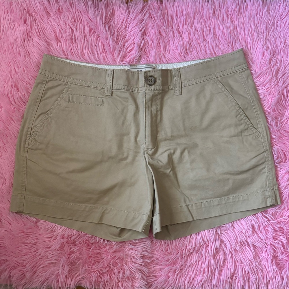 Old Navy sz 4 Regular khaki shorts with front and back pockets